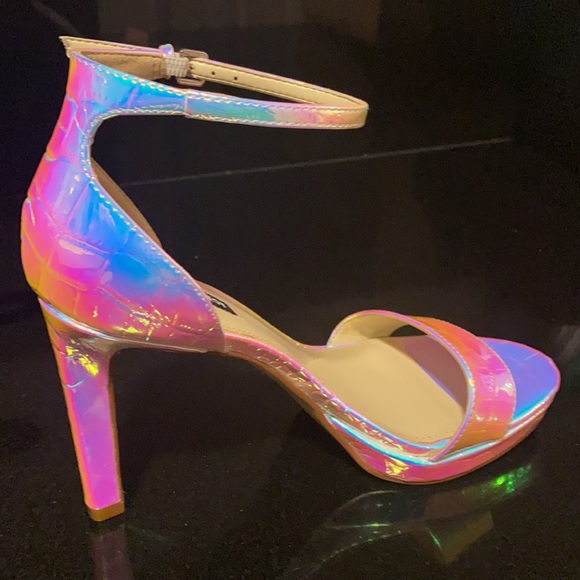 BRAND NEW! Nine West - Edyn Iridescent Sandals - Picture 4 of 6